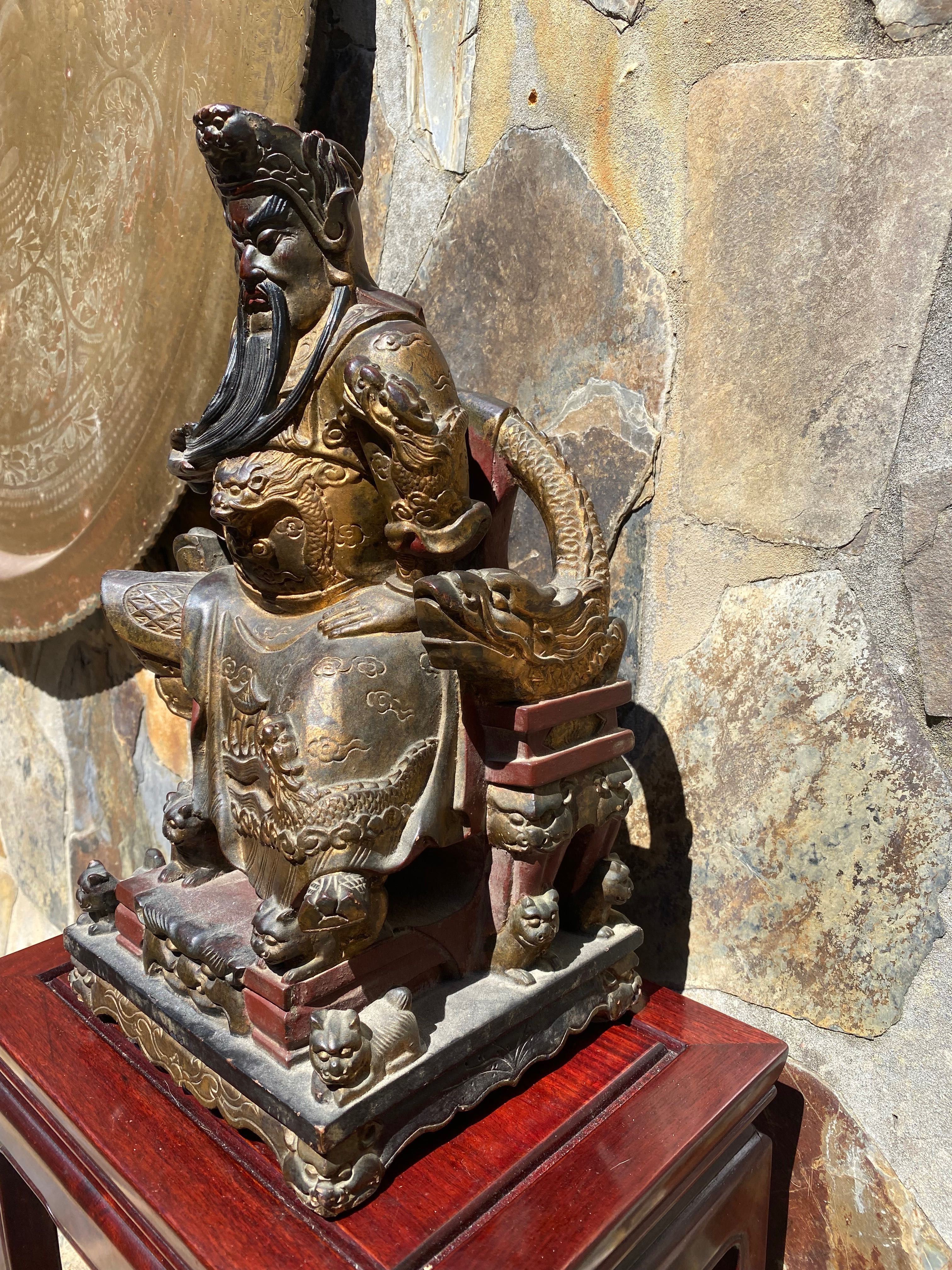 Divindade Chinesa Qing Escultura Madeira exótica Policromia Ouro 42 cm
