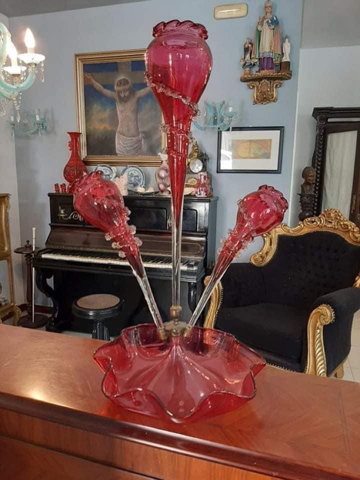 Maravilhoso Epergne/ floreira vitoriano em vidro cranberry. Tem de alt