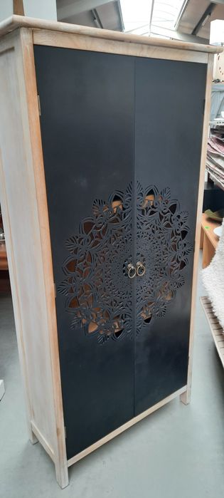 Komódka z ażurowymi drzwiami RATY