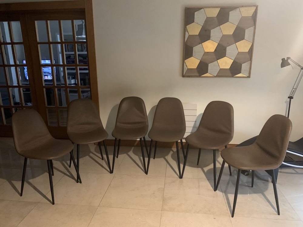 Cadeiras ecopele em cor taupe / cinza