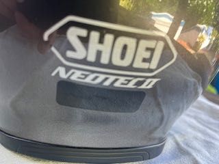 Capacete modular Shoei Neotec 2 com intercomunicador Sena SRL2