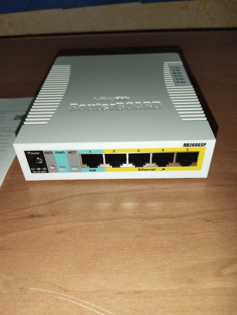 Комутатор MikroTik RB260GSP (CSS106-1G-4P-1S)