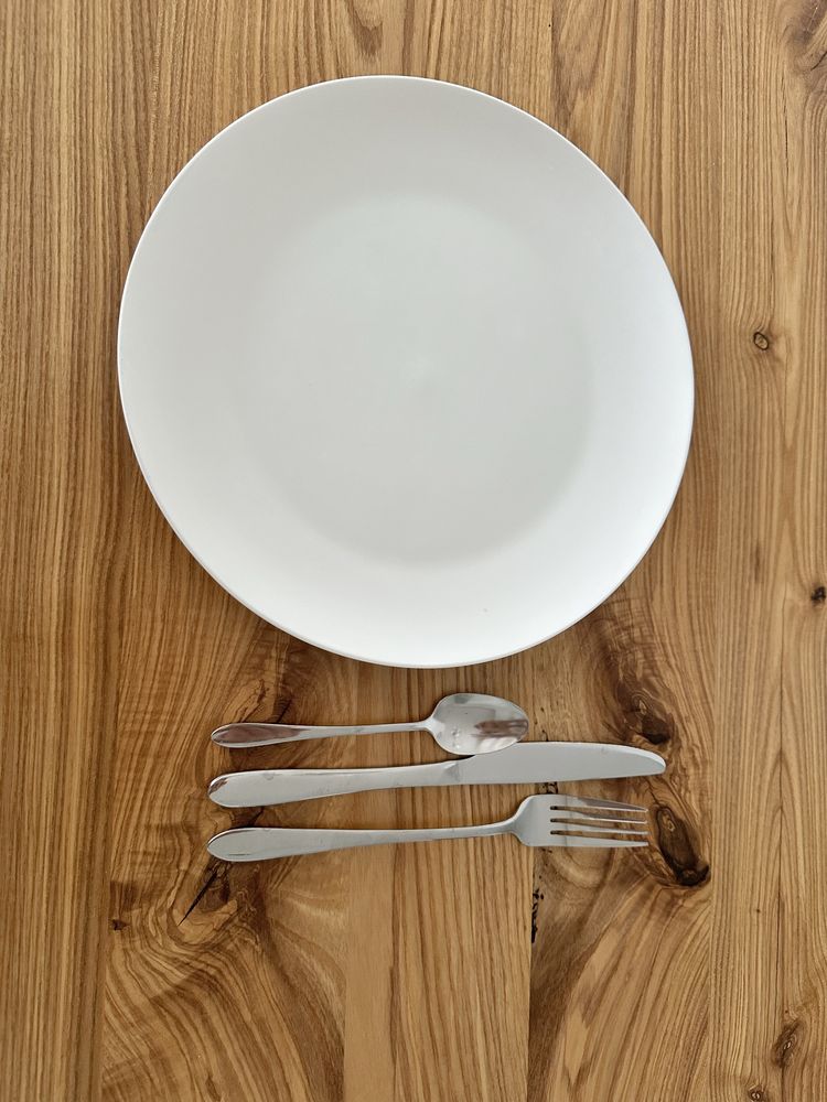 Talerze biala porcelana plus sztucce na 12 osob.
