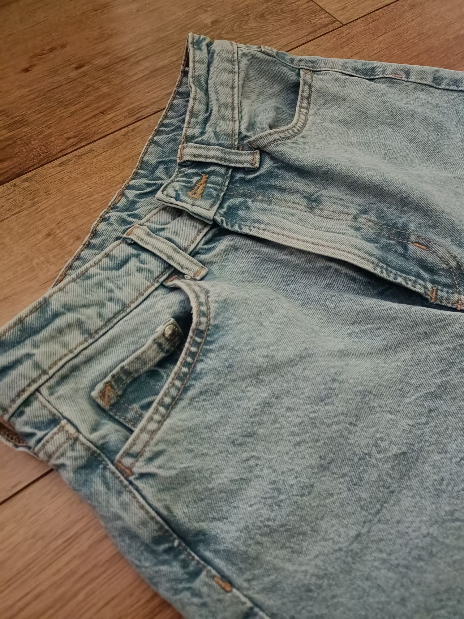 Niebieskie jeansy wide leg