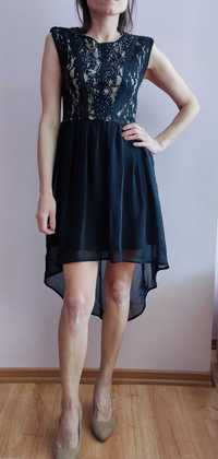 Czarna sukienka z przedłużeniem