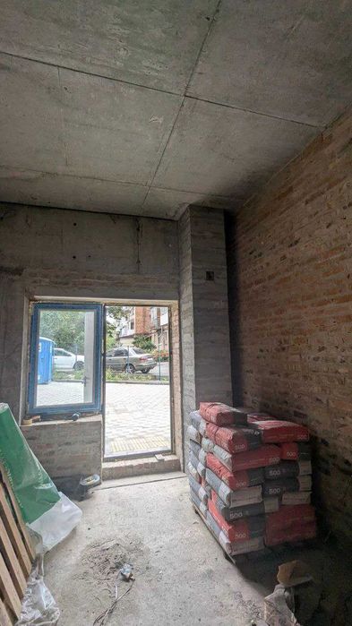 Продаж приміщення в центральному районі. Новий будинок.
