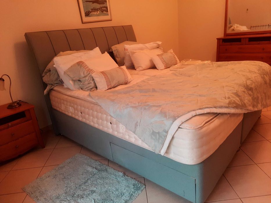 Cama dupla, cómoda e cabeceiras