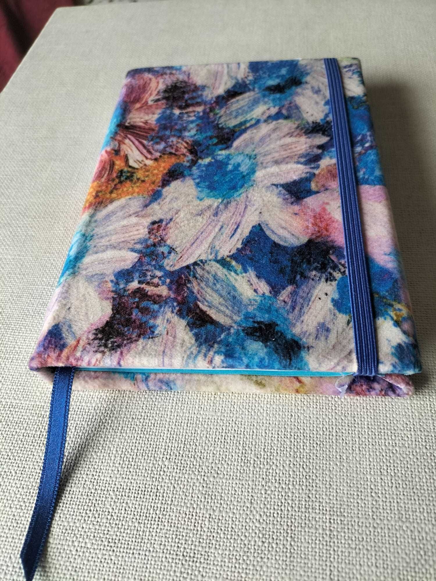 Caderno forrado em tecido com folhas brancas