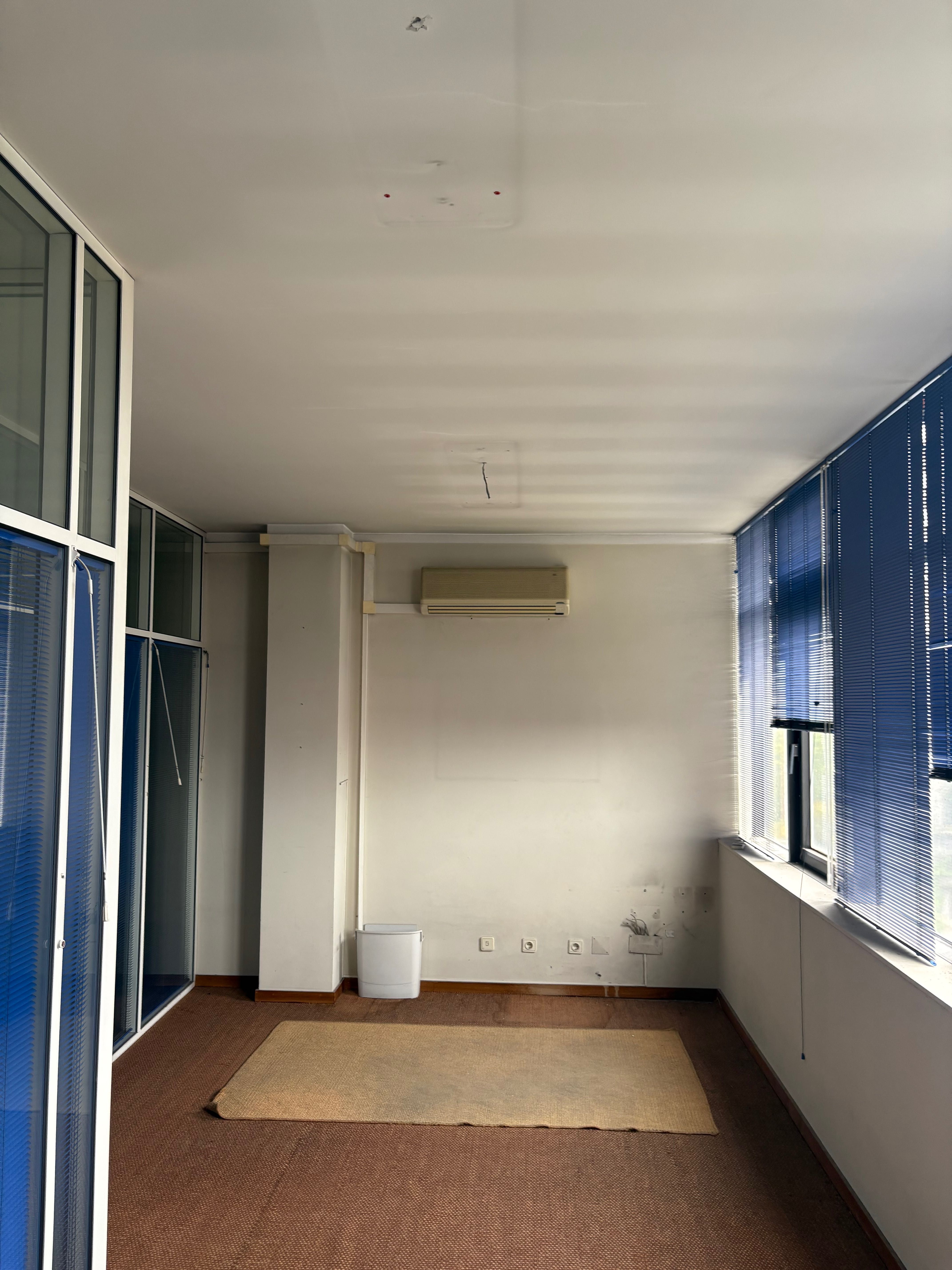 Arrendo escritório com lugar de garagem praça da república