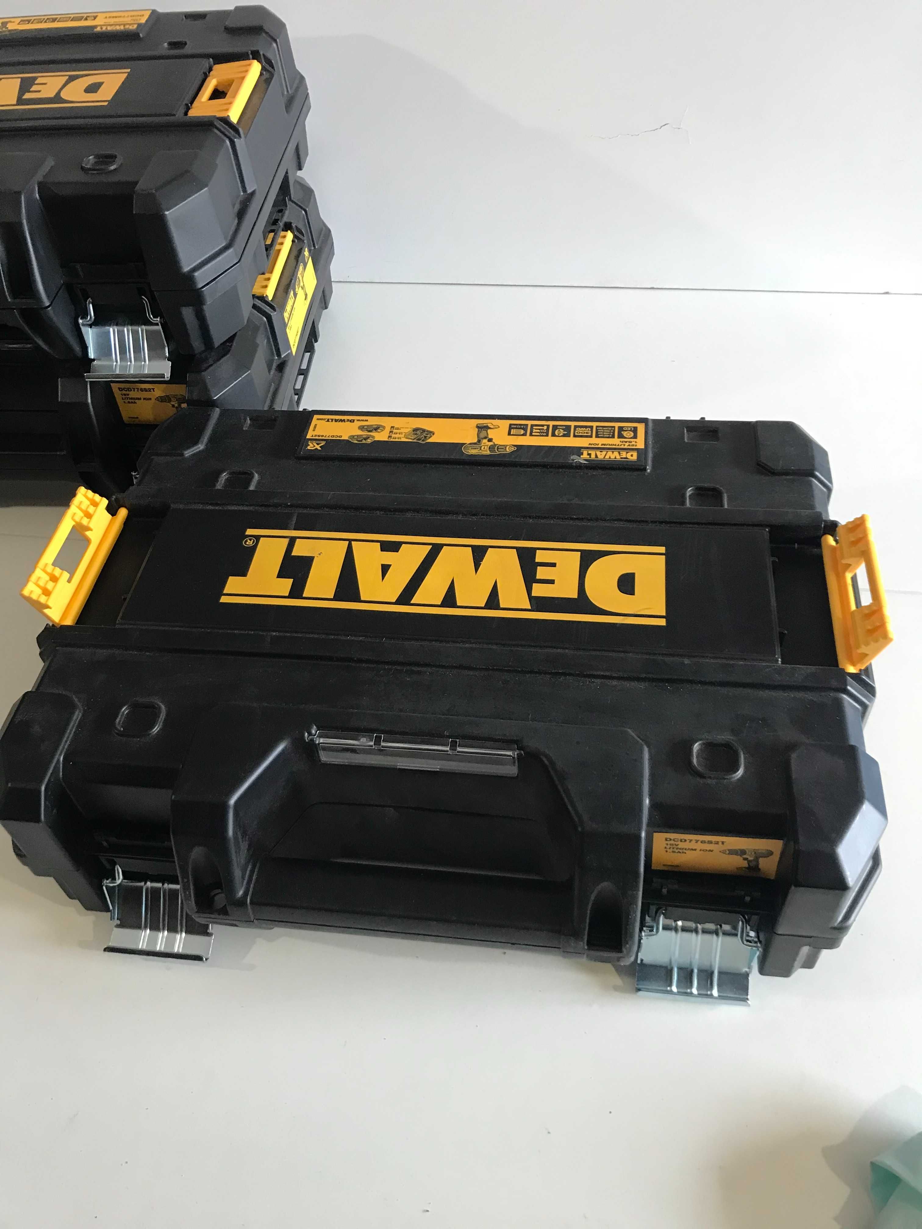 Ящик Dewalt для шуруповертів,для акумуляторів на 2Ан, оригінал