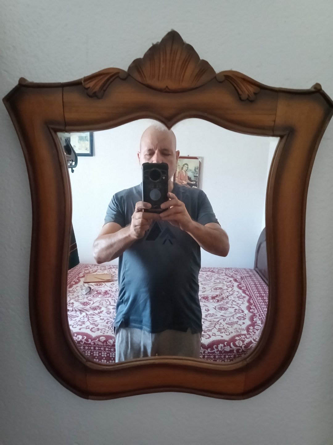 Espelho com moldura em madeira dos anos 70.  Bom estado conservação