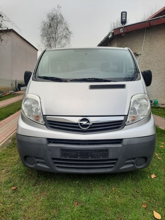 Opel vivaro 2.5 dci 150 koni Rok 2011