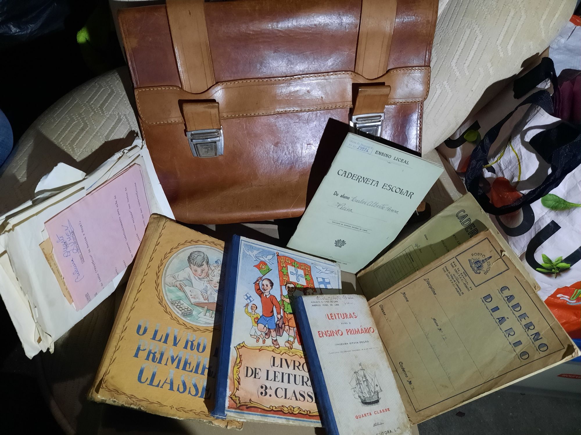 Pasta escolar de costas antiga com livros  cadernos autêntica raridade