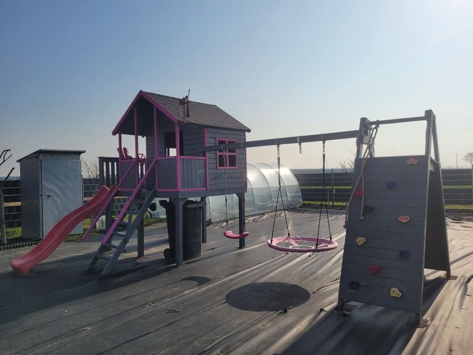 Domek drewniany wspinaczka plac