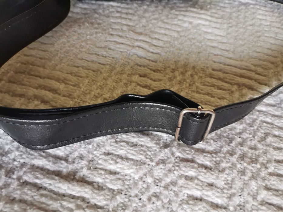 Czarna torebka trapezowa na ramię