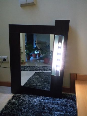 Espelho com luz em wenguê