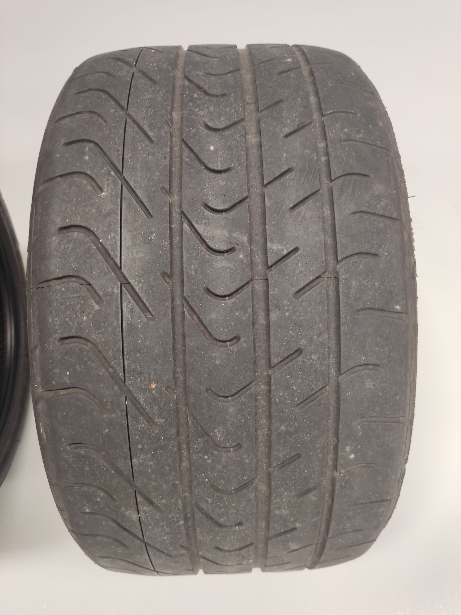Pneus Aston Martin Pirelli Pzero Corsa 295/30 R19 e 255/35 R19
