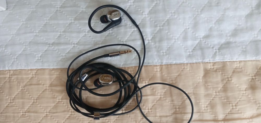 *** AKG n 40 ***