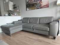 Szara narożna sofa z funkcją spania