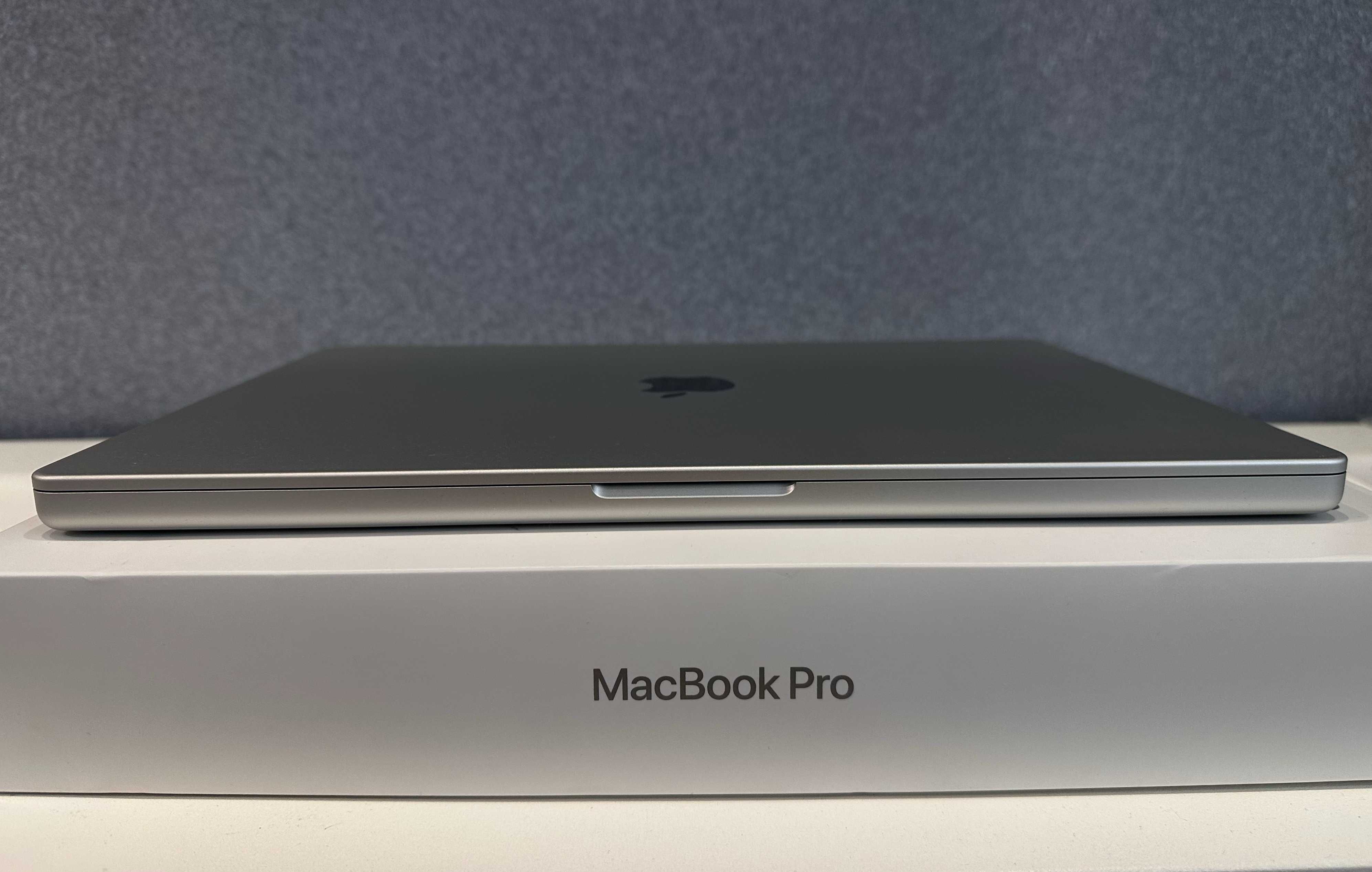 MacBook Pro M2 Max 16 1TB 32 GB Silver как новый, с estore