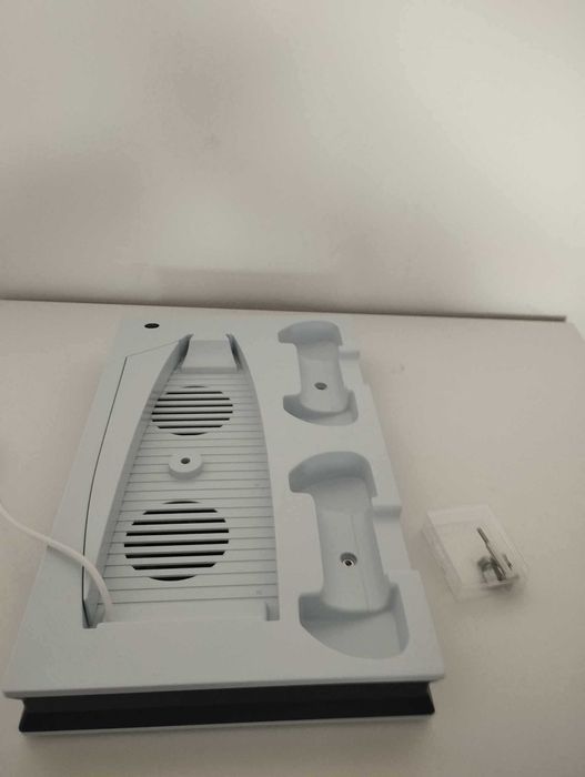 Aokicase  Stacja chłodząca ładująca kontrolera PS5 z diodą LED Biała