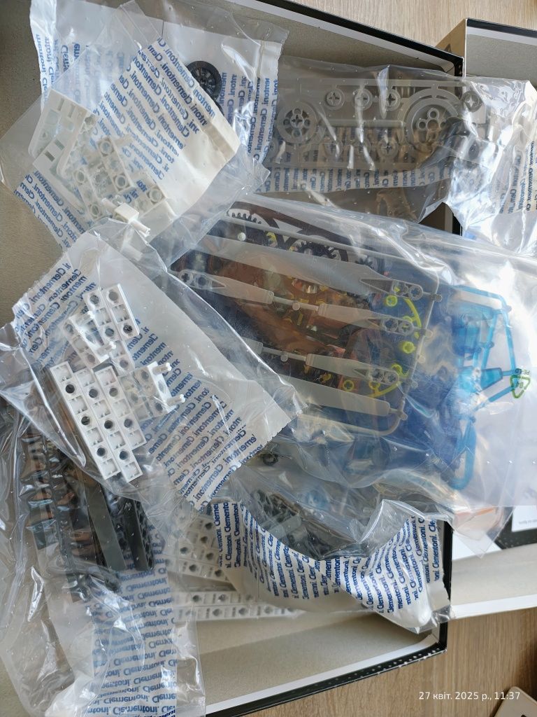 Laboratório de mecânica. Aviões e helicópteros.