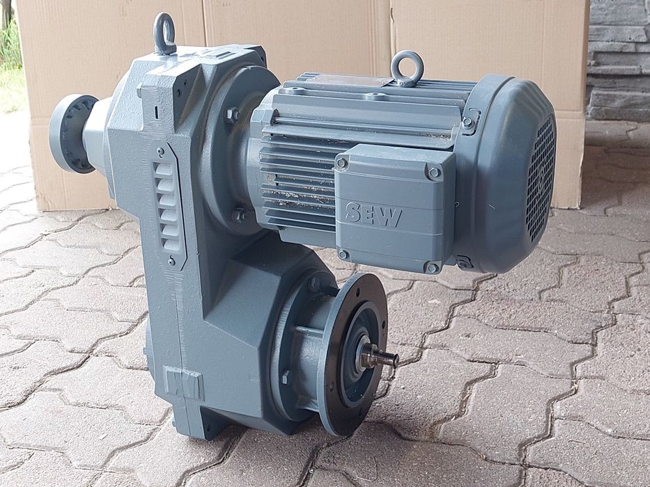 Motoreduktor. Silnik elektryczny 3kw z wariatorem. SEW.