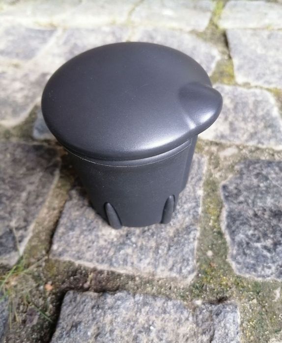 Продам оригінальну попільничку меган 2,сценік 2, меган 3, сценік 3 
По