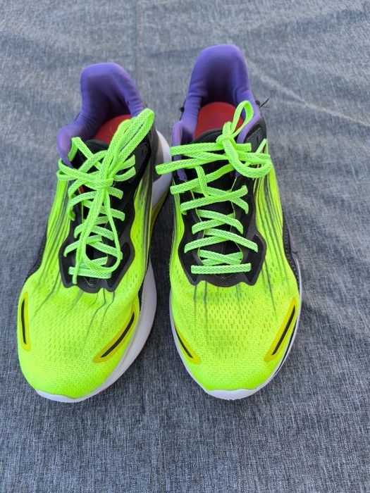 Conjunto de 4 pares de sapatilhas usadas