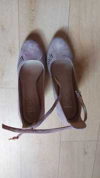 Нарядные женские туфли