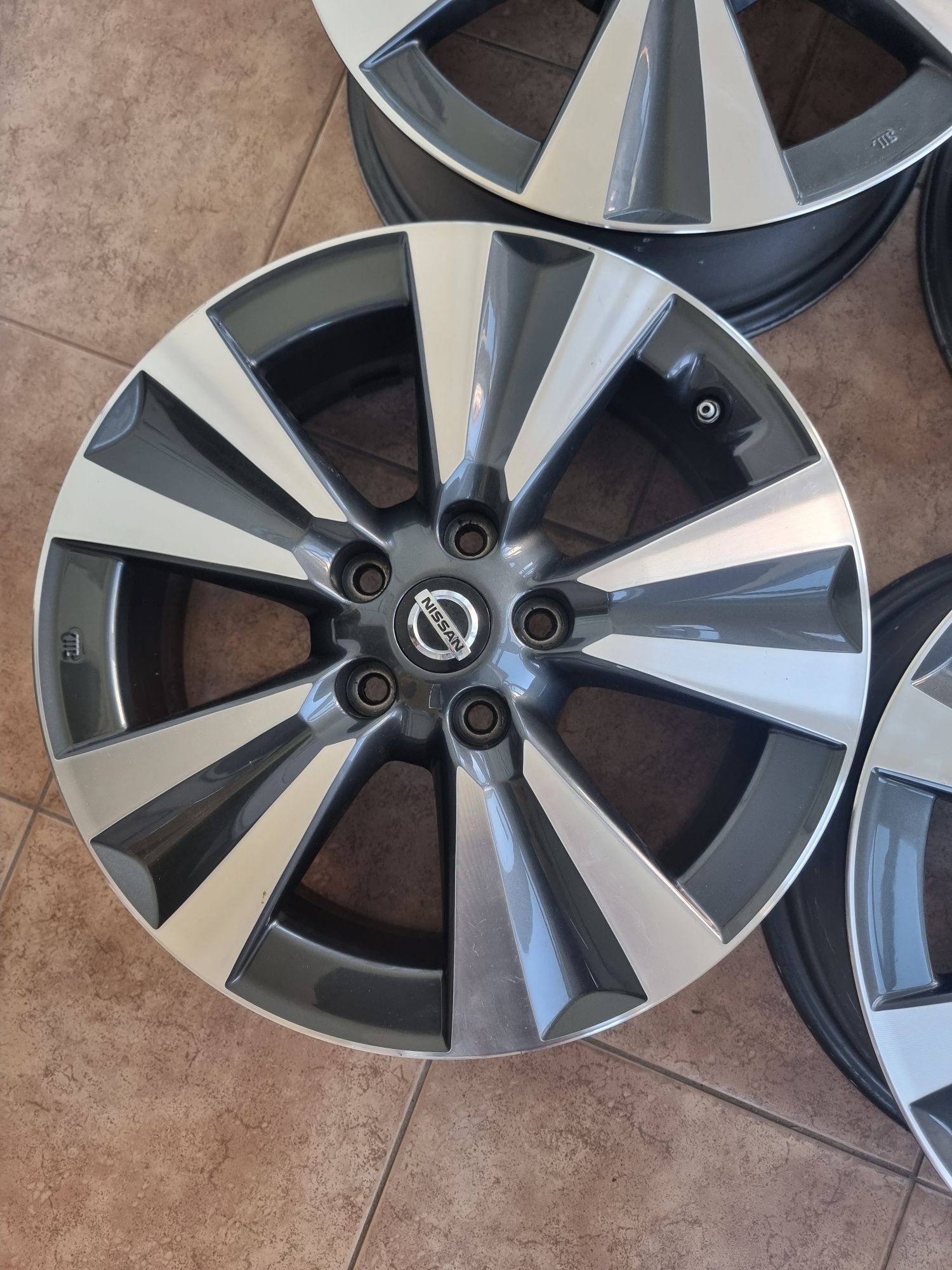 Диски Nissan R17 5x114.3 6.5j ET45 ЦО66.1 оригінал