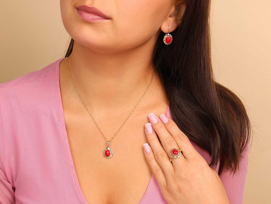 Pierścionek złoty z owalnym koralem w ażurowej oprawie PR 585