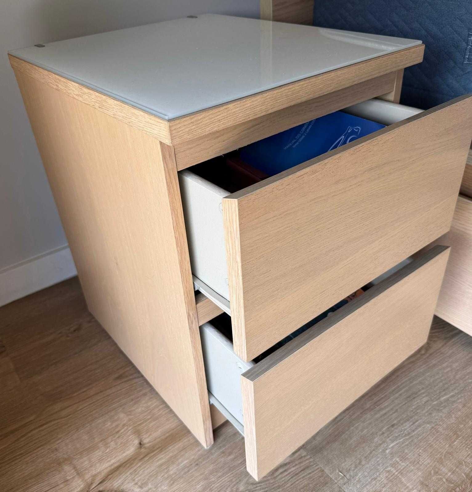 Cama de casal, com colchão e móveis para quarto.