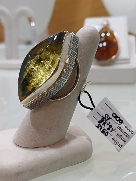 Srebrny pierścionek z bursztynem