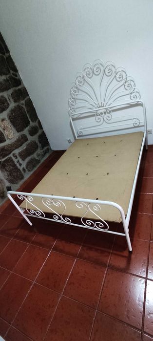 Cama de ferro branca