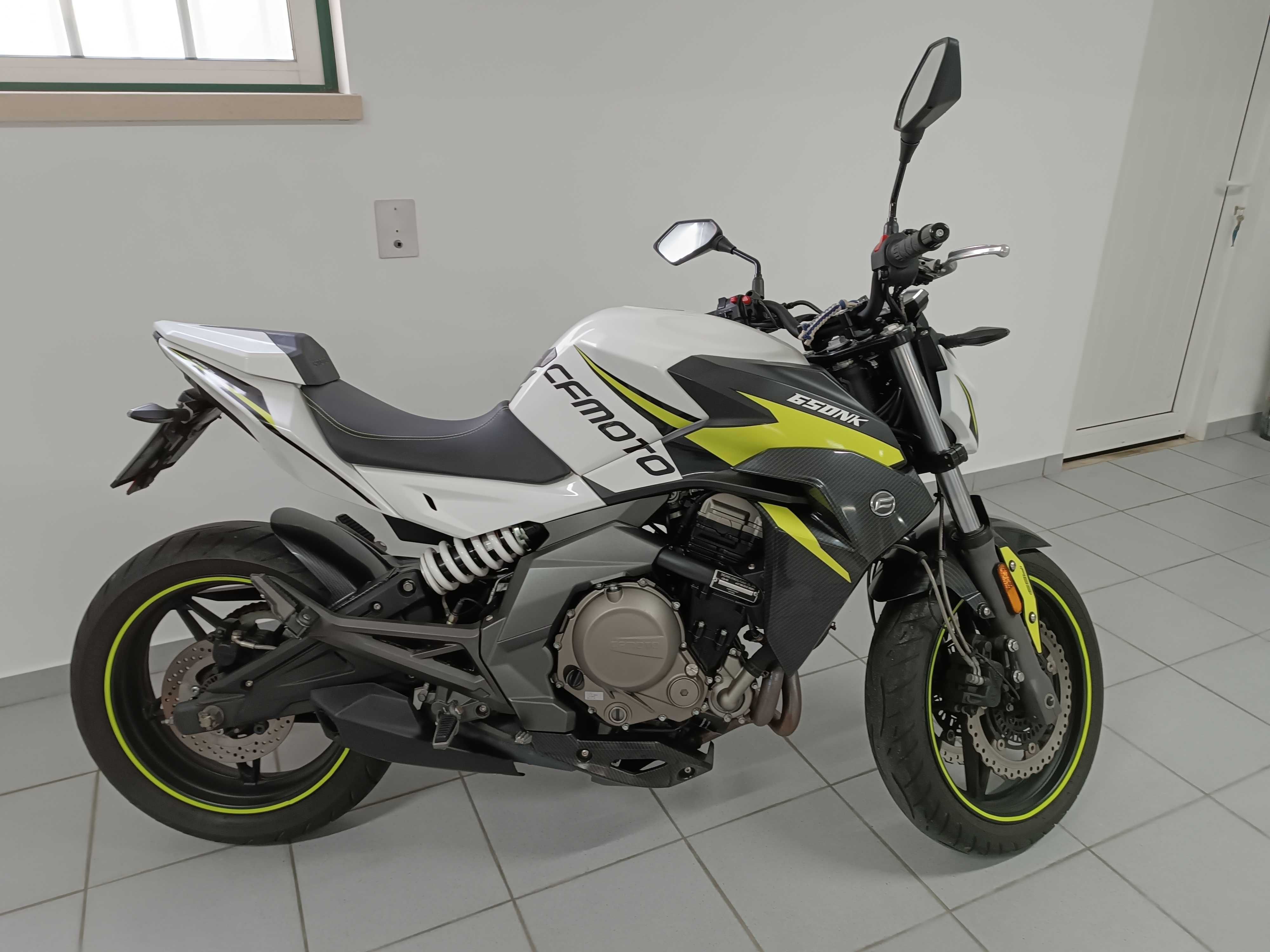 CFMoto 650 NK ABS de 2019 com 7800km.