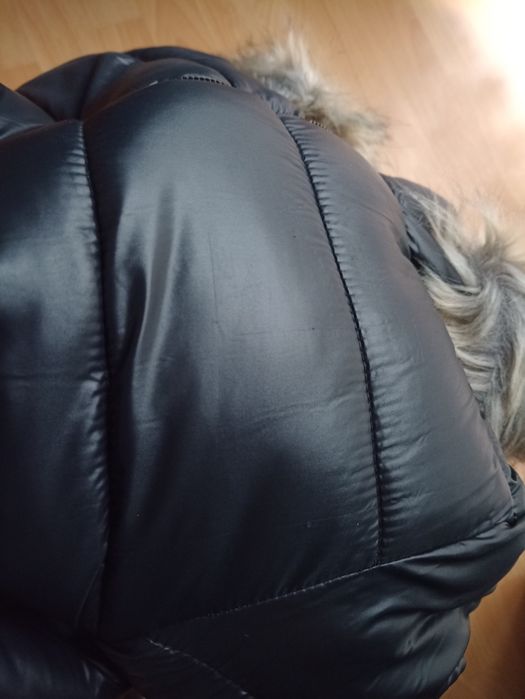 Czarna pikowana kurtka z futerkiem