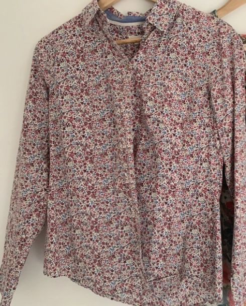 Camisa flores em bom estado