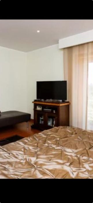 Movel em castanho maciço, com 2 portas