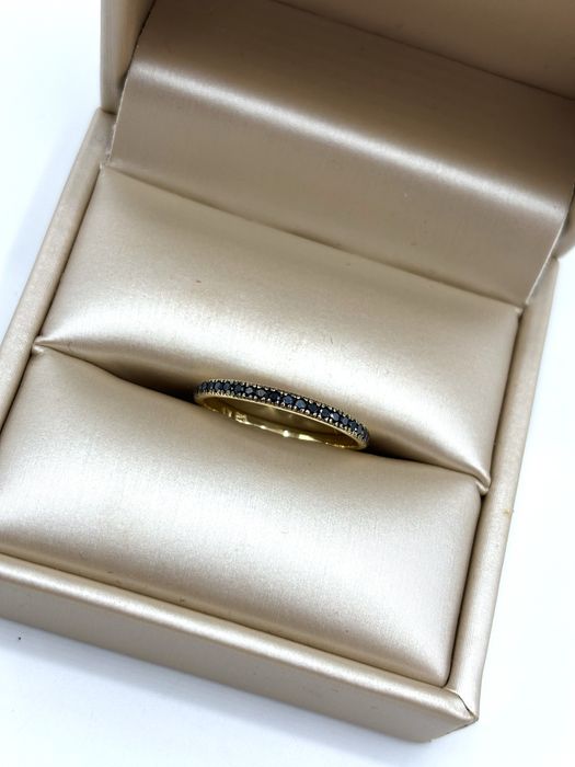 Złota obrączka pierścionek z czarnymi brylantami