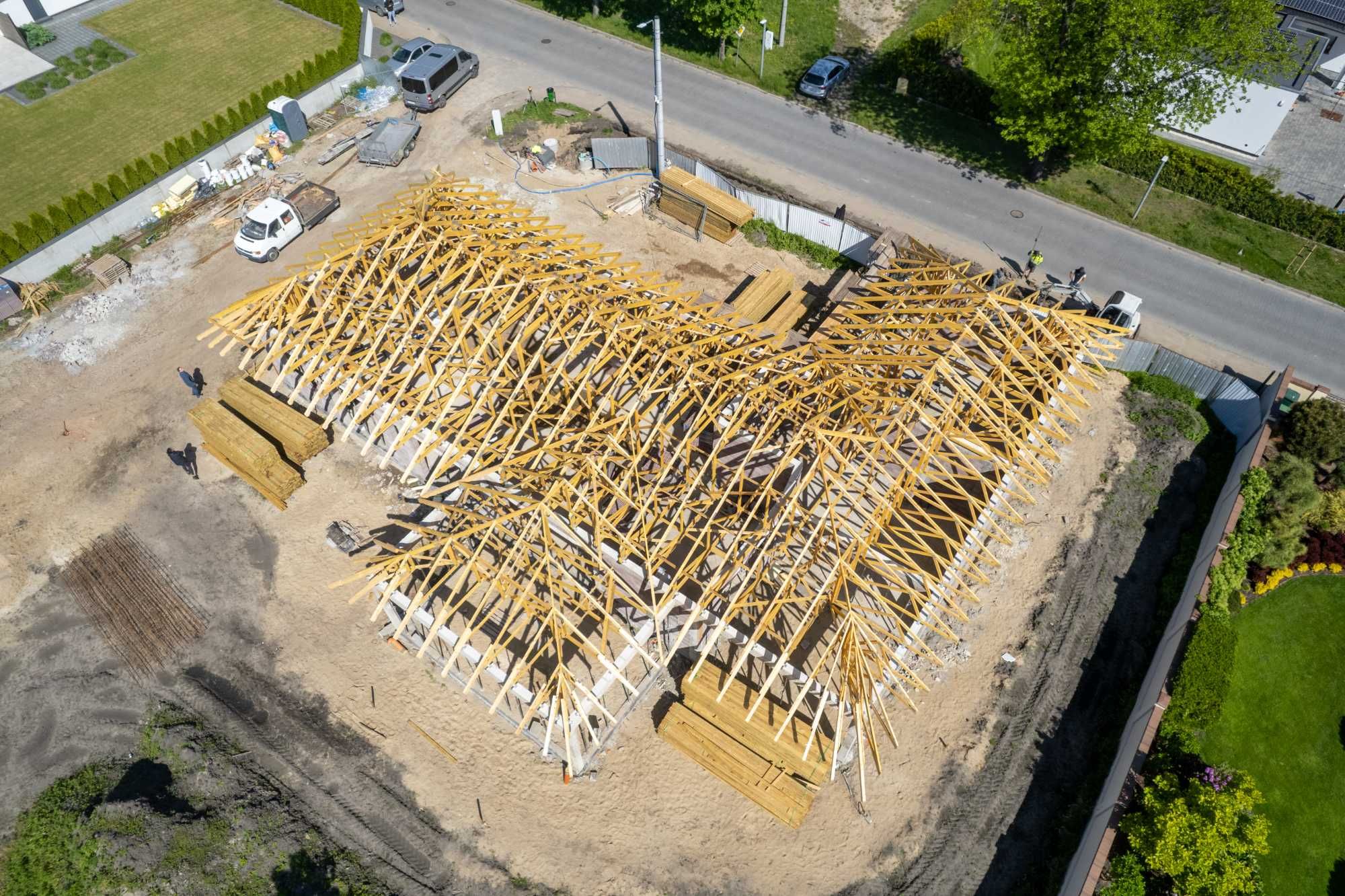 Wiązary dachowe C24, dostawa, montaż