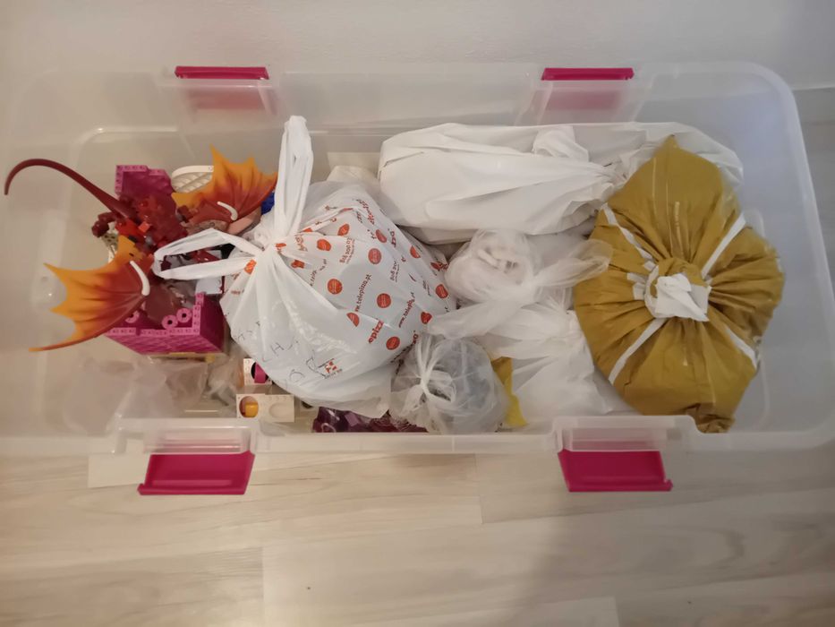 Caixa com pelo menos 17 conjuntos de LEGO