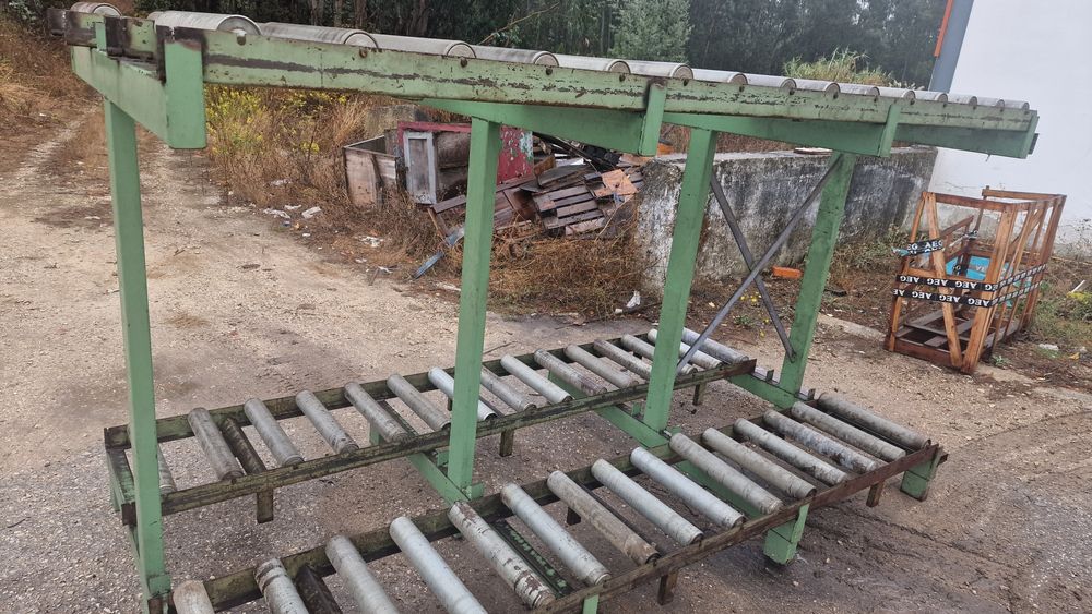 Estantes com rolos de correr para arrumar madeiras