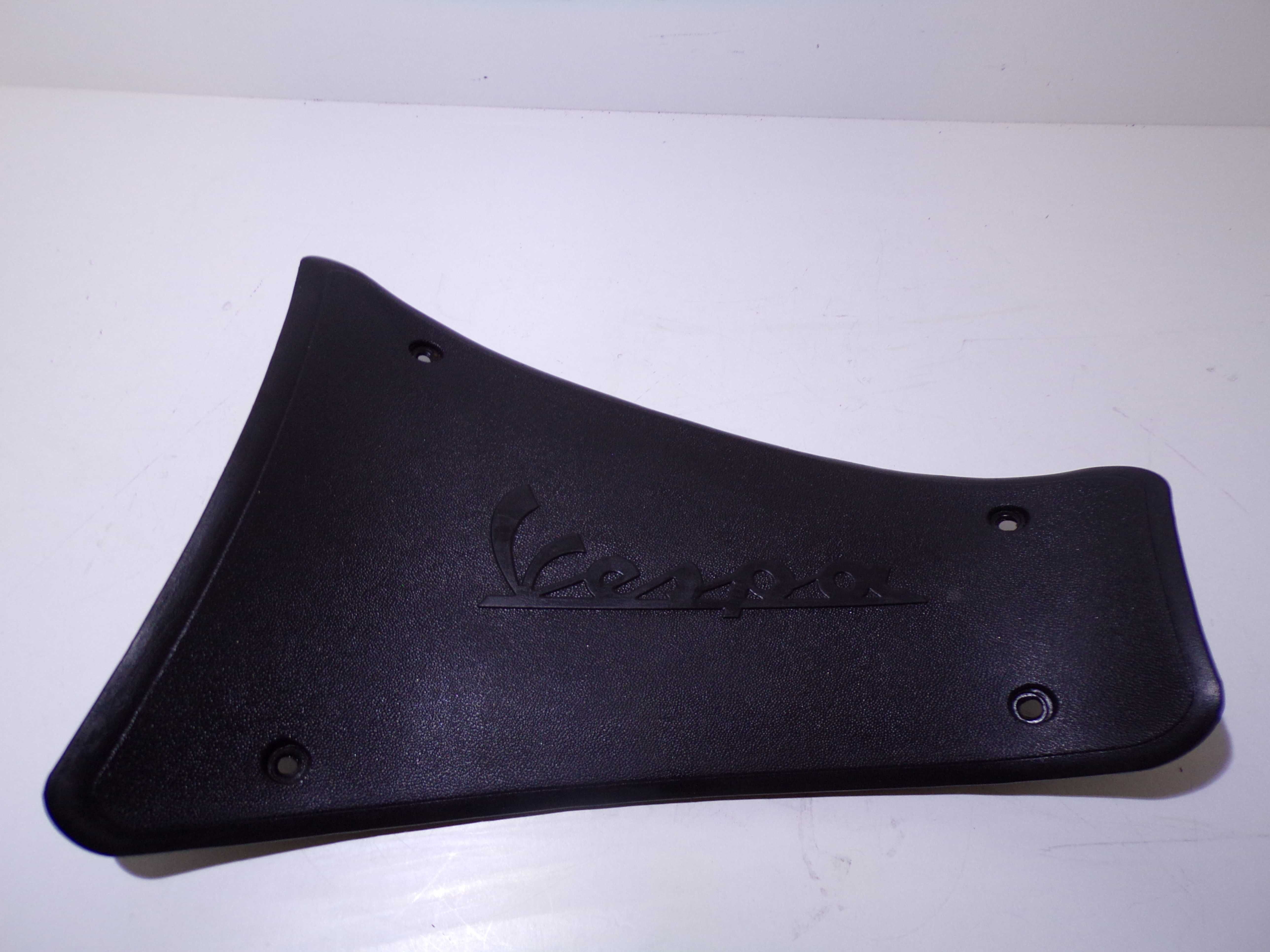 Dekiel Gniazdo USB osłona pompy ABS Vespa GTS