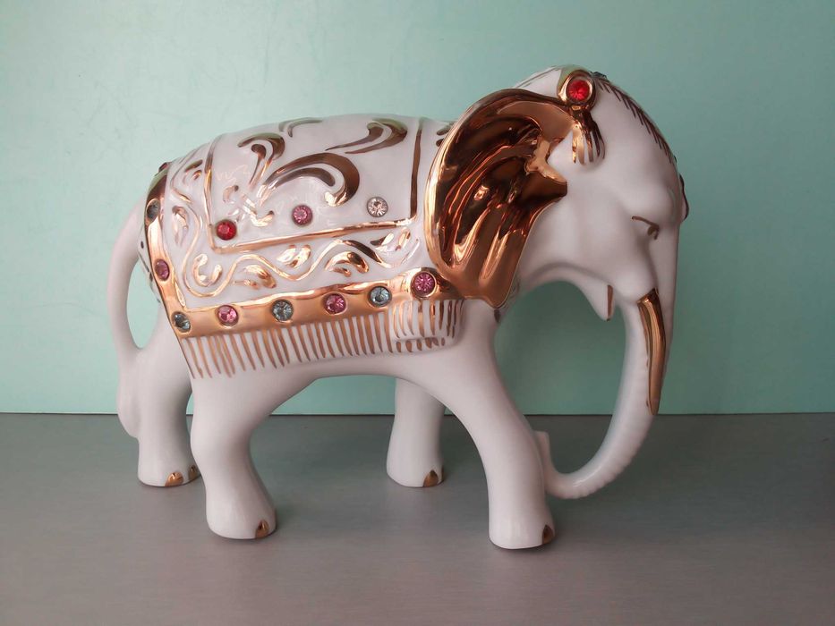Elefante em porcelana, com pedrinhas de cores, usado