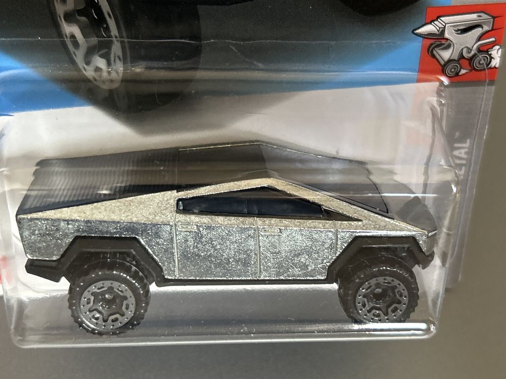 Hot Wheels Tesla Cybertruck (długa karta)