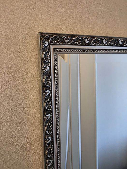 Lustro w srebrnej ramie