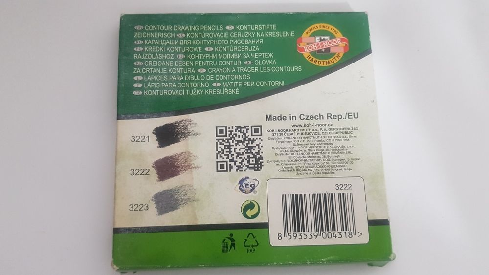 Kredki KOHINOR czarne nr 3221
Kolor czarny. 
Cena 1,00 zł/