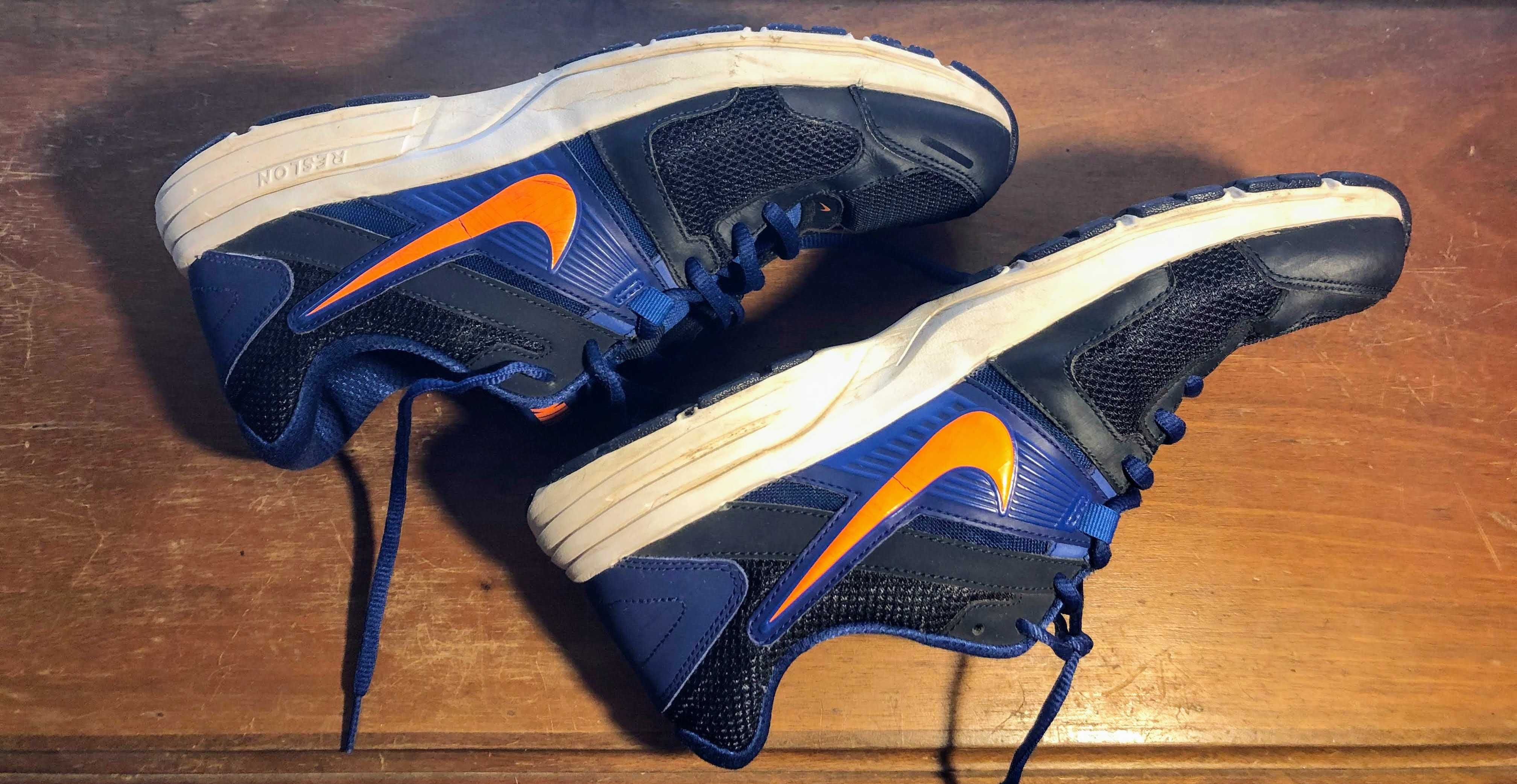 Tenis azuis e pretos com detalhes laranjas, da Nike reslon