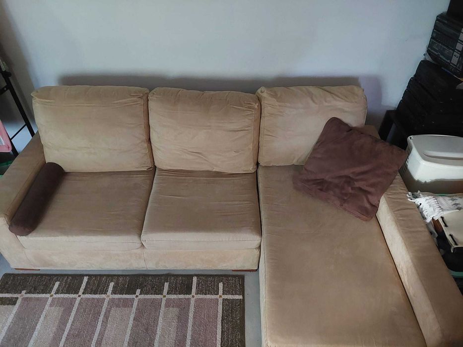 Sofá côr bege com chaise long  à esquerda .